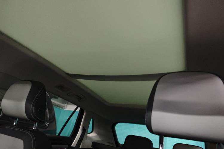 Used Volkswagen Tayron 2024 330TSI Two-Wheel Drive Luxury Plus Advanced Version Headliner