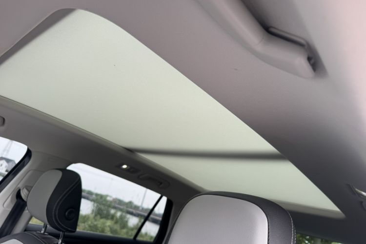 Used Volkswagen Tayron 2024 300TSI Two-Wheel-Drive Luxury Plus Advanced Version Headliner