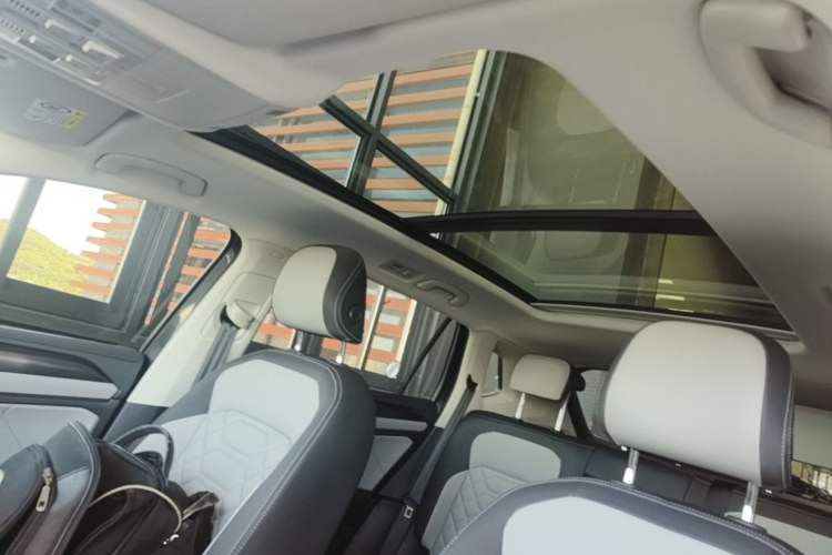 Used Volkswagen Tayron 2024 330TSI Two-Wheel Drive Luxury Plus Advanced Version Headliner