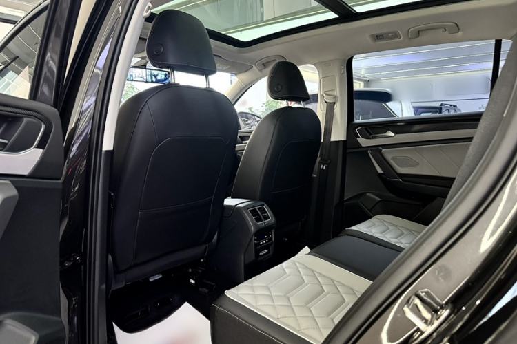 Used Volkswagen Tayron 2024 300TSI Two-Wheel-Drive Luxury Plus Advanced Version Interior 3