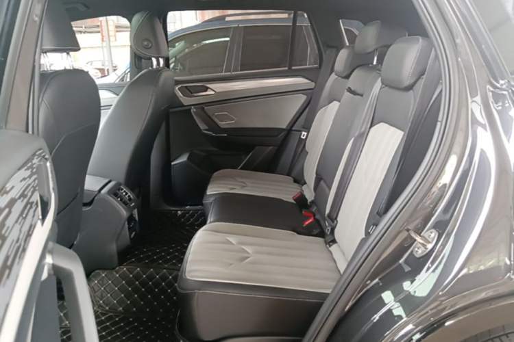 Used Volkswagen Tayron 2024 380TSI All-Wheel Drive R-Line Pro Smart Edition Left Rear Seat