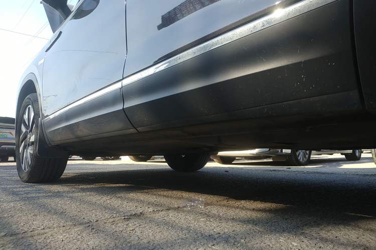 Used Volkswagen Tayron 2024 300TSI Two-Wheel-Drive Luxury Plus Advanced Version Left Side Sill