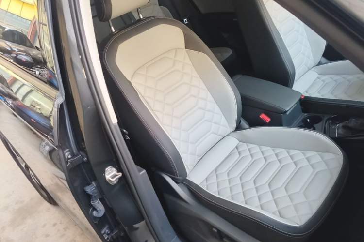Used Volkswagen Tayron 2024 330TSI Two-Wheel Drive Luxury Plus Advanced Version Right Front Seat