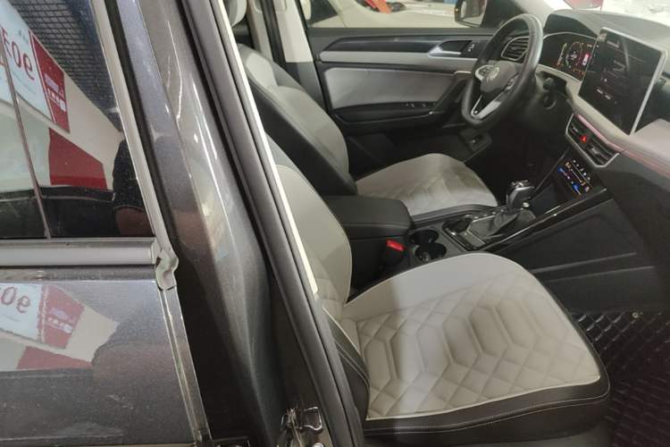 Used Volkswagen Tayron 2024 330TSI Two-Wheel Drive Luxury Plus Advanced Version Right Front Seat