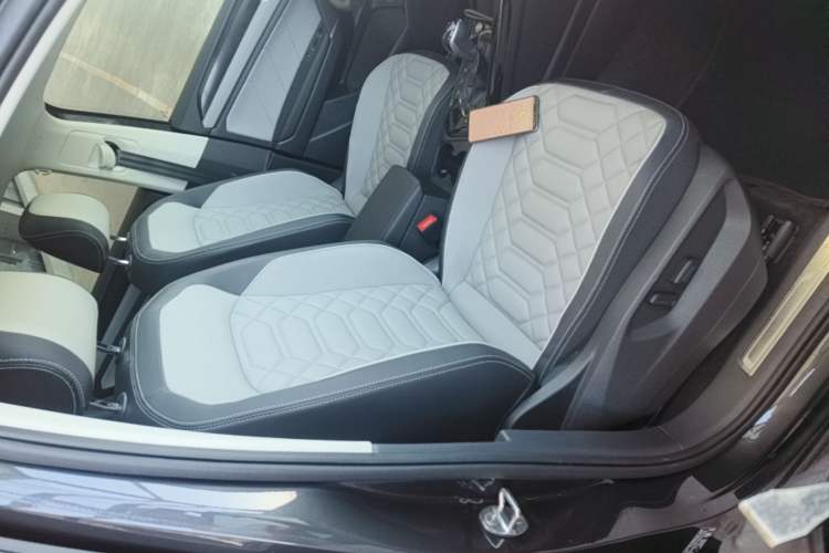 Used Volkswagen Tayron 2024 330TSI Two-Wheel Drive Luxury Plus Advanced Version Right Front Seat
