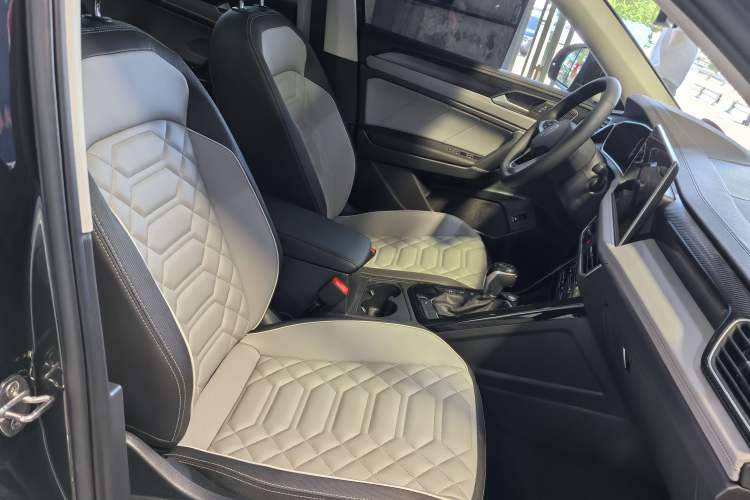 Used Volkswagen Tayron 2024 300TSI Two-Wheel-Drive Luxury Plus Advanced Version Right Front Seat