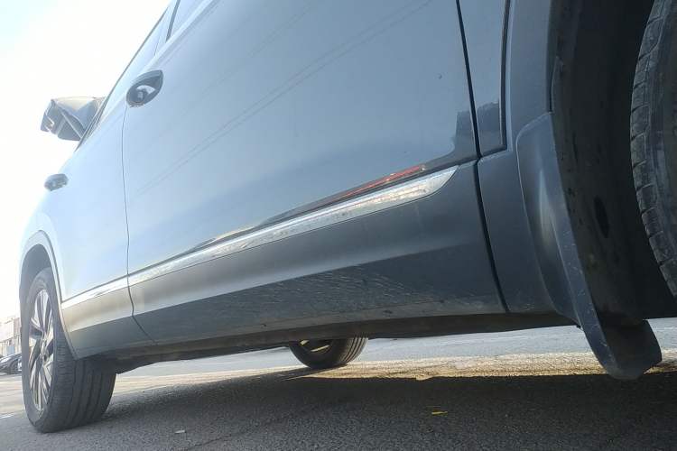 Used Volkswagen Tayron 2024 300TSI Two-Wheel-Drive Luxury Plus Advanced Version Right Side Sill