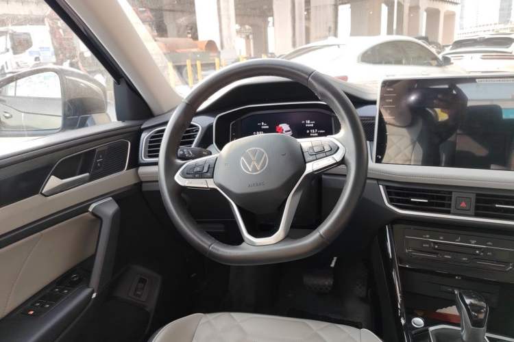 Used Volkswagen Tayron 2024 300TSI Two-Wheel-Drive Luxury Plus Advanced Version Steering Wheel