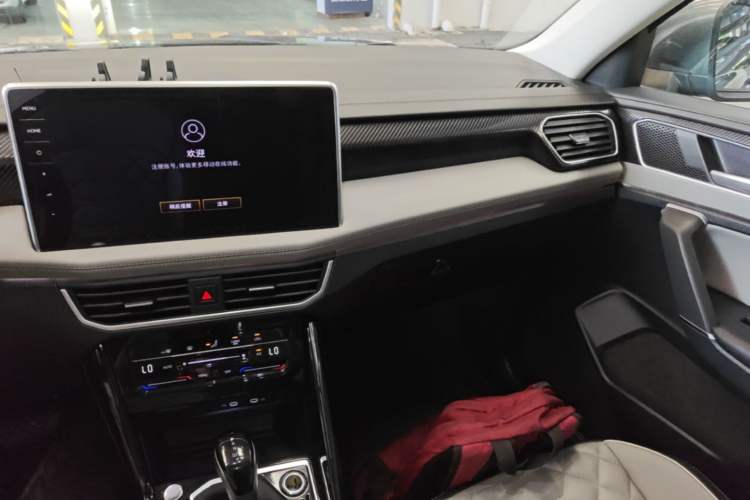 Used Volkswagen Tayron 2024 300TSI Two-Wheel-Drive Luxury Plus Advanced Version Audio And AC Panel