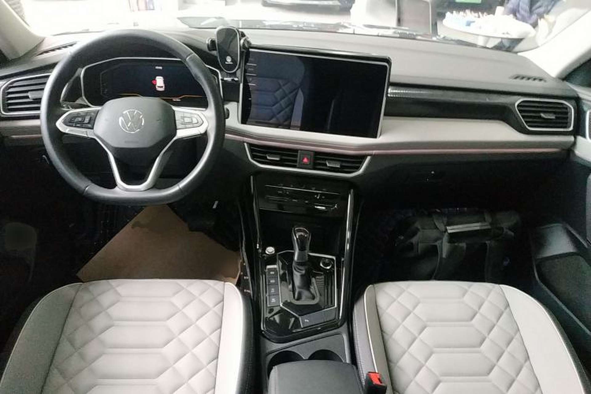 Used Volkswagen Tayron 2024 330TSI Two-Wheel Drive Luxury Plus Advanced Version Center Console