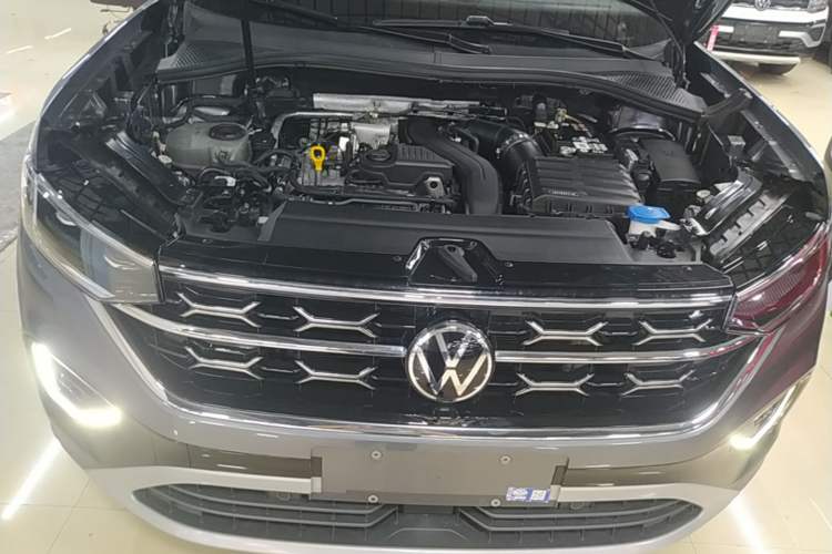 Used Volkswagen Tayron 2024 300TSI Two-Wheel-Drive Luxury Plus Advanced Version Engine Bay