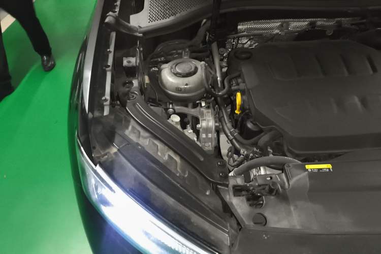 Used Volkswagen Tayron 2024 330TSI Two-Wheel Drive Luxury Plus Advanced Version Engine Bay Right