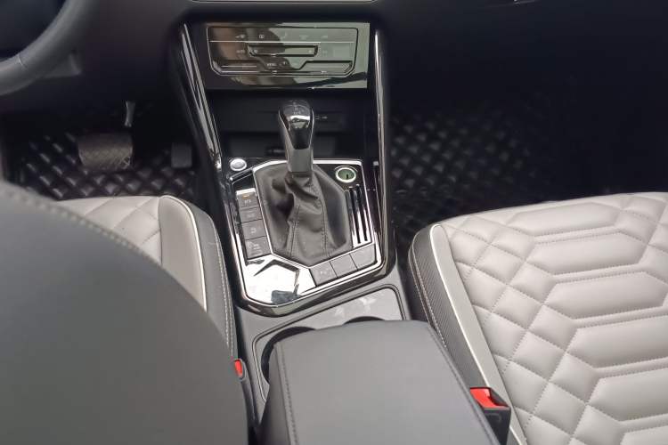 Used Volkswagen Tayron 2024 330TSI Two-Wheel Drive Luxury Plus Advanced Version Gear Lever