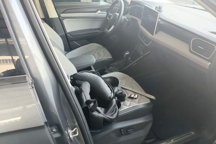 Used Volkswagen Tayron 2024 300TSI Two-Wheel-Drive Luxury Plus Advanced Version Right Front Seat