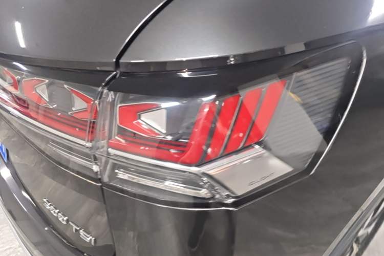 Used Volkswagen Tayron 2024 300TSI Two-Wheel-Drive Luxury Plus Advanced Version Right Rear Taillight