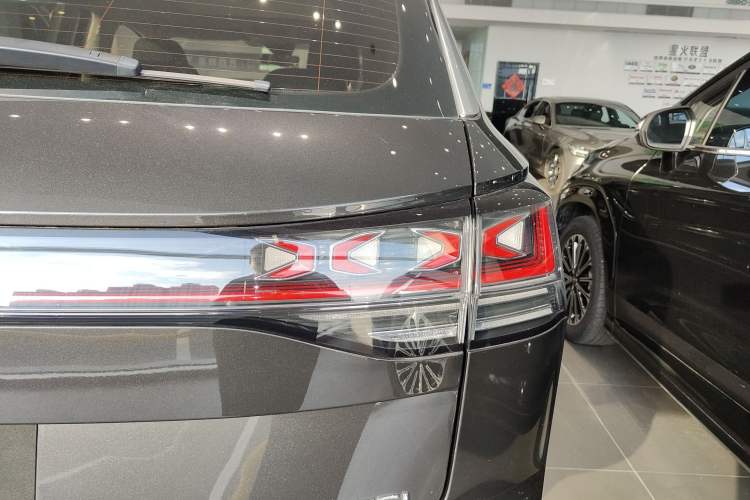 Used Volkswagen Tayron 2024 330TSI Two-Wheel Drive Luxury Plus Advanced Version Right Rear Taillight