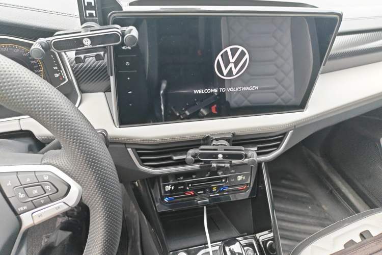 Used Volkswagen Tayron 2024 300TSI Two-Wheel-Drive Luxury Plus Advanced Version Audio And AC Panel