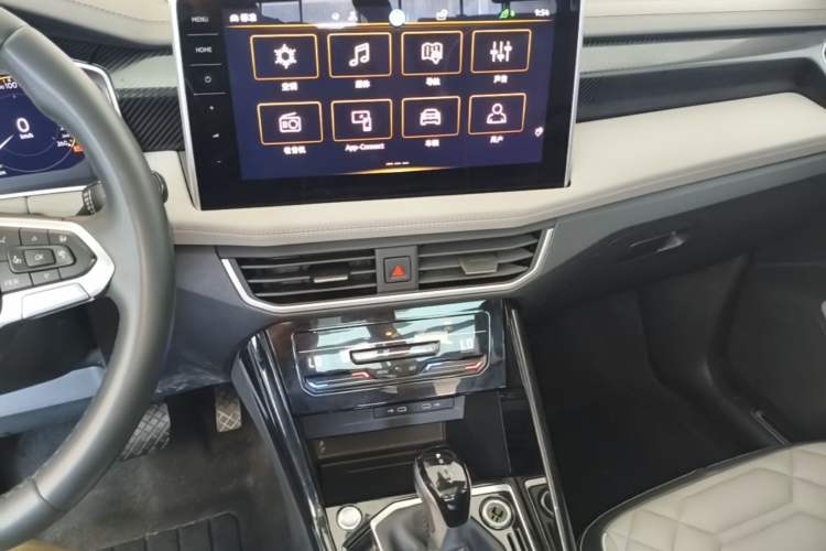 Used Volkswagen Tayron 2024 300TSI Two-Wheel-Drive Luxury Plus Advanced Version Audio And AC Panel