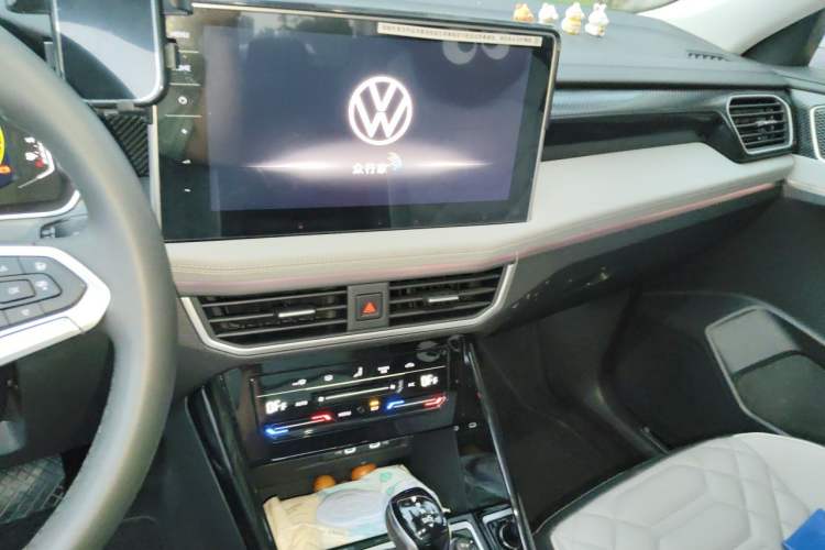 Used Volkswagen Tayron 2024 300TSI Two-Wheel-Drive Luxury Plus Advanced Version Audio And AC Panel