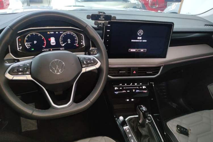Used Volkswagen Tayron 2024 300TSI Two-Wheel-Drive Luxury Plus Advanced Version Audio And AC Panel