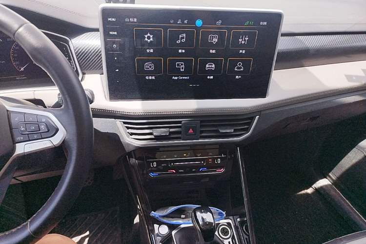 Used Volkswagen Tayron 2024 300TSI Two-Wheel-Drive Luxury Plus Advanced Version Audio And AC Panel
