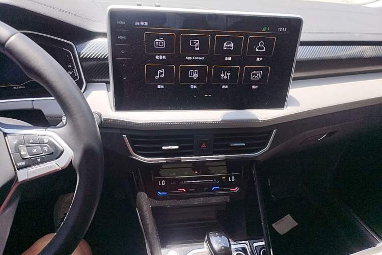 Used Volkswagen Tayron 2024 300TSI Two-Wheel-Drive Luxury Plus Advanced Version Audio And AC Panel