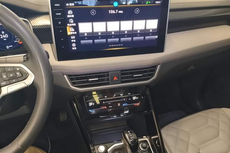 Used Volkswagen Tayron 2024 300TSI Two-Wheel-Drive Luxury Plus Advanced Version Audio And AC Panel