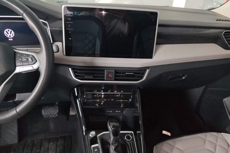 Used Volkswagen Tayron 2024 300TSI Two-Wheel-Drive Luxury Plus Advanced Version Audio And AC Panel