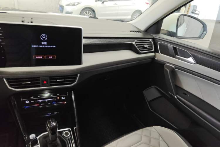 Used Volkswagen Tayron 2024 300TSI Two-Wheel-Drive Luxury Plus Advanced Version Audio And AC Panel