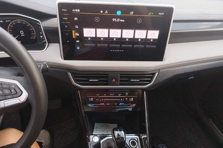 Used Volkswagen Tayron 2024 300TSI Two-Wheel-Drive Luxury Plus Advanced Version Audio And AC Panel