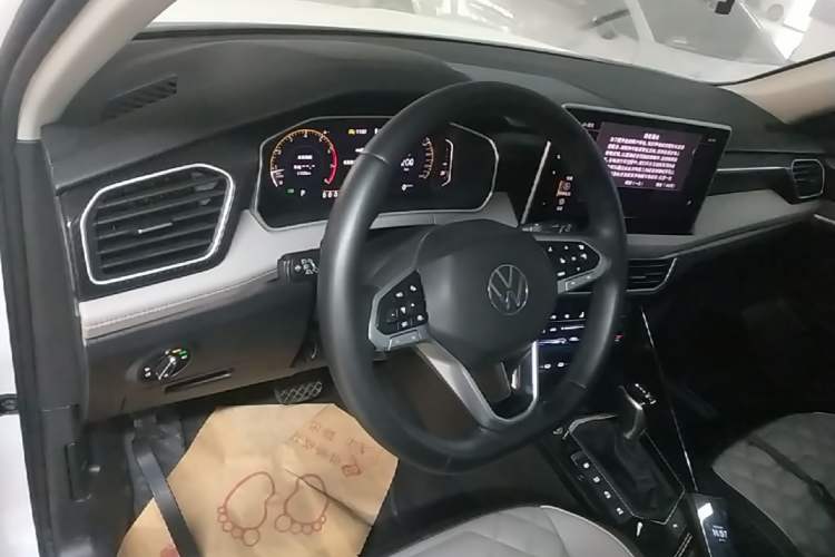 Used Volkswagen Tayron 2024 300TSI Two-Wheel-Drive Luxury Plus Advanced Version Center Console