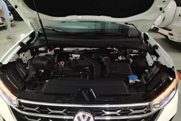 Used Volkswagen Tayron 2024 300TSI Two-Wheel-Drive Luxury Plus Advanced Version Engine Bay