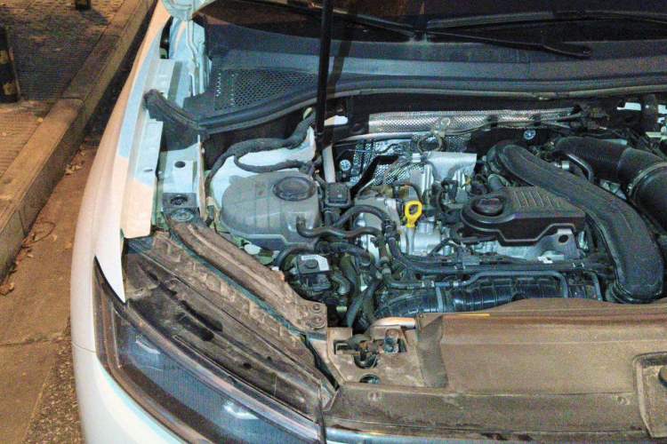 Used Volkswagen Tayron 2024 300TSI Two-Wheel-Drive Luxury Plus Advanced Version Engine Bay Right