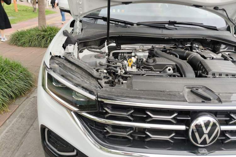Used Volkswagen Tayron 2024 300TSI Two-Wheel-Drive Luxury Plus Advanced Version Engine Bay Right