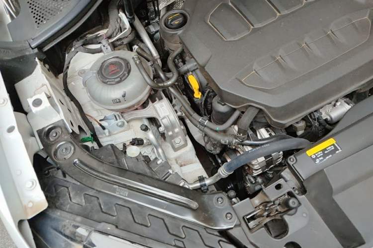 Used Volkswagen Tayron 2024 330TSI Two-Wheel Drive Luxury Plus Advanced Version Engine Bay Right