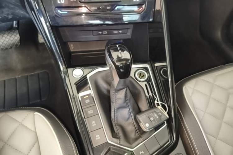 Used Volkswagen Tayron 2024 300TSI Two-Wheel-Drive Luxury Plus Advanced Version Gear Lever