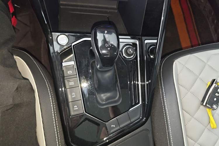 Used Volkswagen Tayron 2024 300TSI Two-Wheel-Drive Luxury Plus Advanced Version Gear Lever