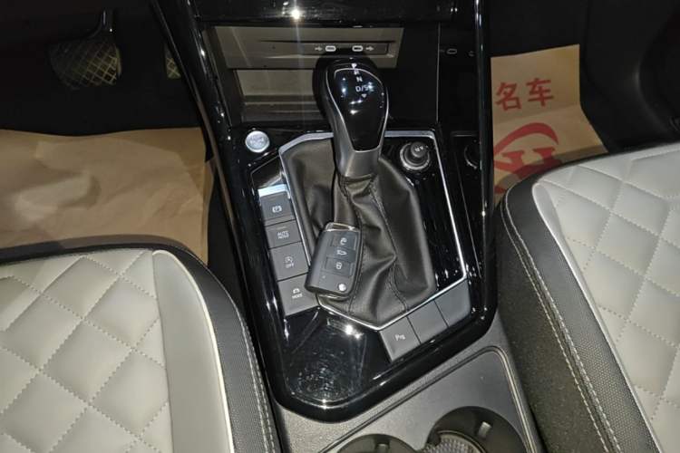 Used Volkswagen Tayron 2024 300TSI Two-Wheel-Drive Luxury Plus Advanced Version Gear Lever