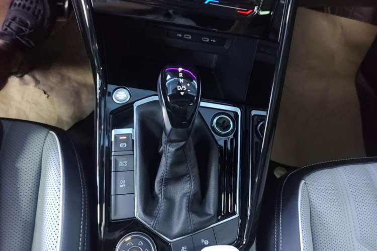 Used Volkswagen Tayron 2024 380TSI All-Wheel Drive R-Line Pro Smart Edition Gear Lever