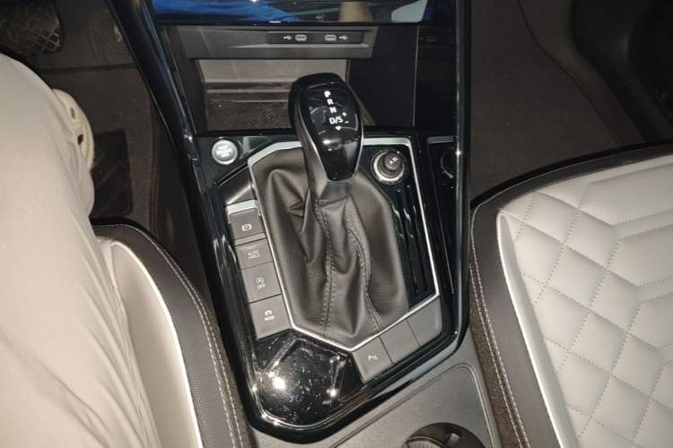 Used Volkswagen Tayron 2024 300TSI Two-Wheel-Drive Luxury Plus Advanced Version Gear Lever