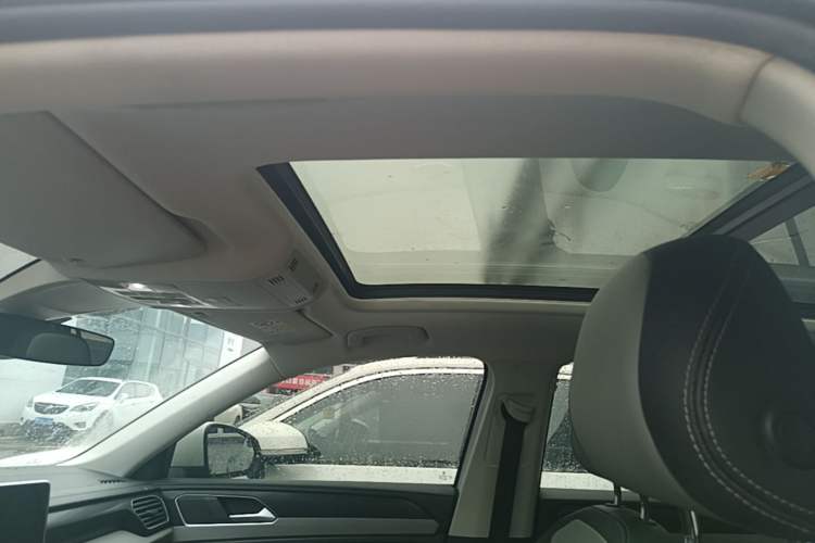 Used Volkswagen Tayron 2024 300TSI Two-Wheel-Drive Luxury Plus Advanced Version Headliner