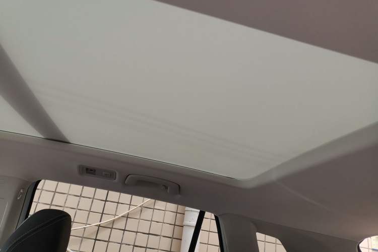 Used Volkswagen Tayron 2024 330TSI Two-Wheel Drive Luxury Plus Advanced Version Headliner