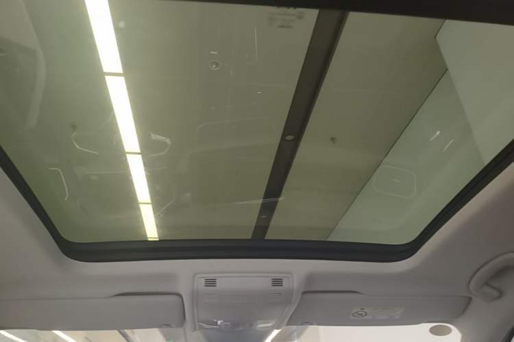 Used Volkswagen Tayron 2024 300TSI Two-Wheel-Drive Luxury Plus Advanced Version Headliner