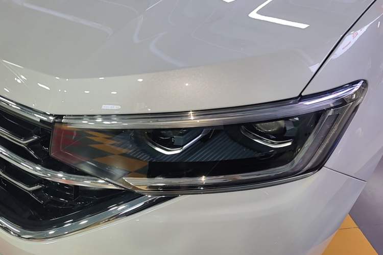 Used Volkswagen Tayron 2024 380TSI All-Wheel Drive R-Line Pro Smart Edition Left Front Headlight