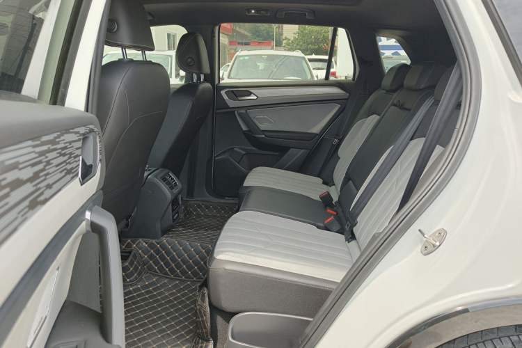 Used Volkswagen Tayron 2024 380TSI All-Wheel Drive R-Line Pro Smart Edition Left Rear Seat