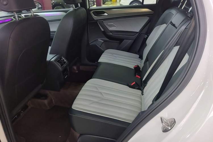 Used Volkswagen Tayron 2024 380TSI All-Wheel Drive R-Line Pro Smart Edition Left Rear Seat