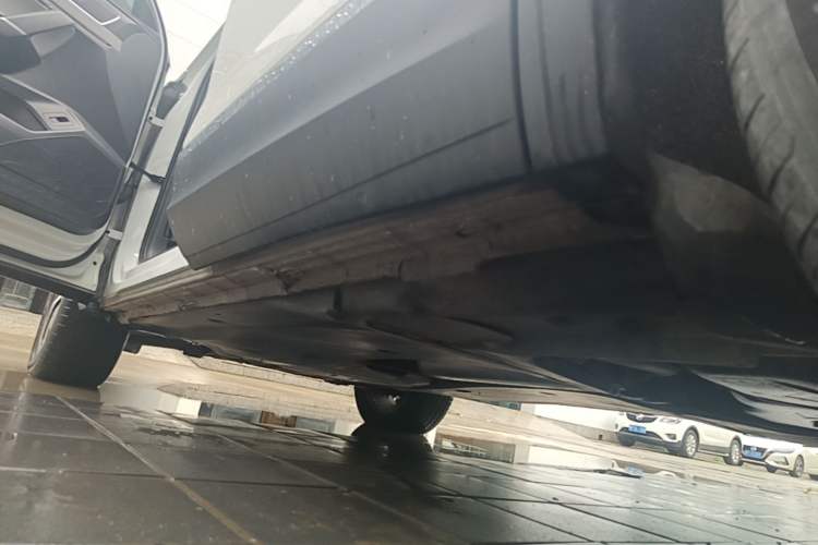 Used Volkswagen Tayron 2024 300TSI Two-Wheel-Drive Luxury Plus Advanced Version Left Side Sill