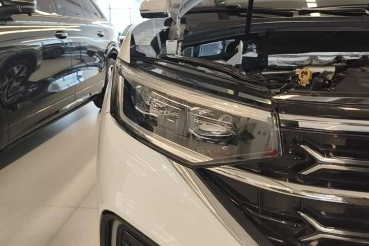 Used Volkswagen Tayron 2024 300TSI Two-Wheel-Drive Luxury Plus Advanced Version Right Front Headlight