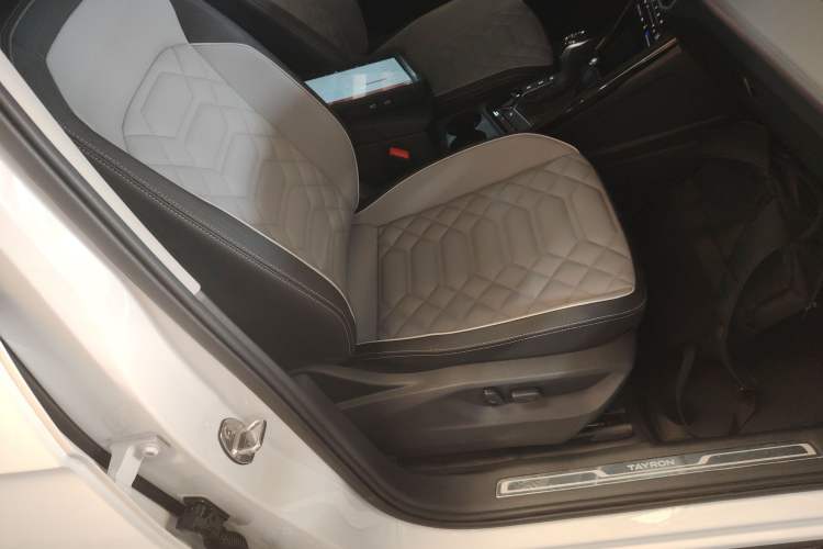 Used Volkswagen Tayron 2024 330TSI Two-Wheel Drive Luxury Plus Advanced Version Right Front Seat