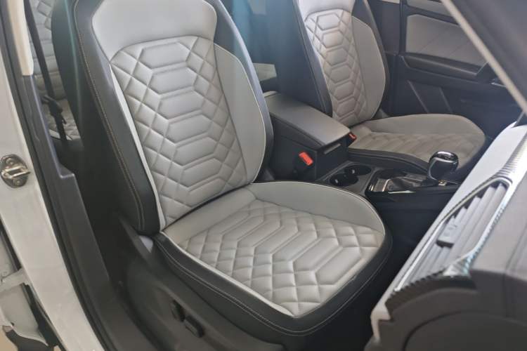 Used Volkswagen Tayron 2024 330TSI Two-Wheel Drive Luxury Plus Advanced Version Right Front Seat